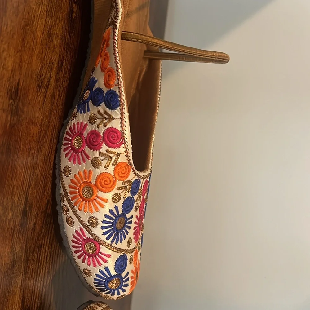 Color juttis (shoes) embroidered fits size 6 - Picture 3 of 5